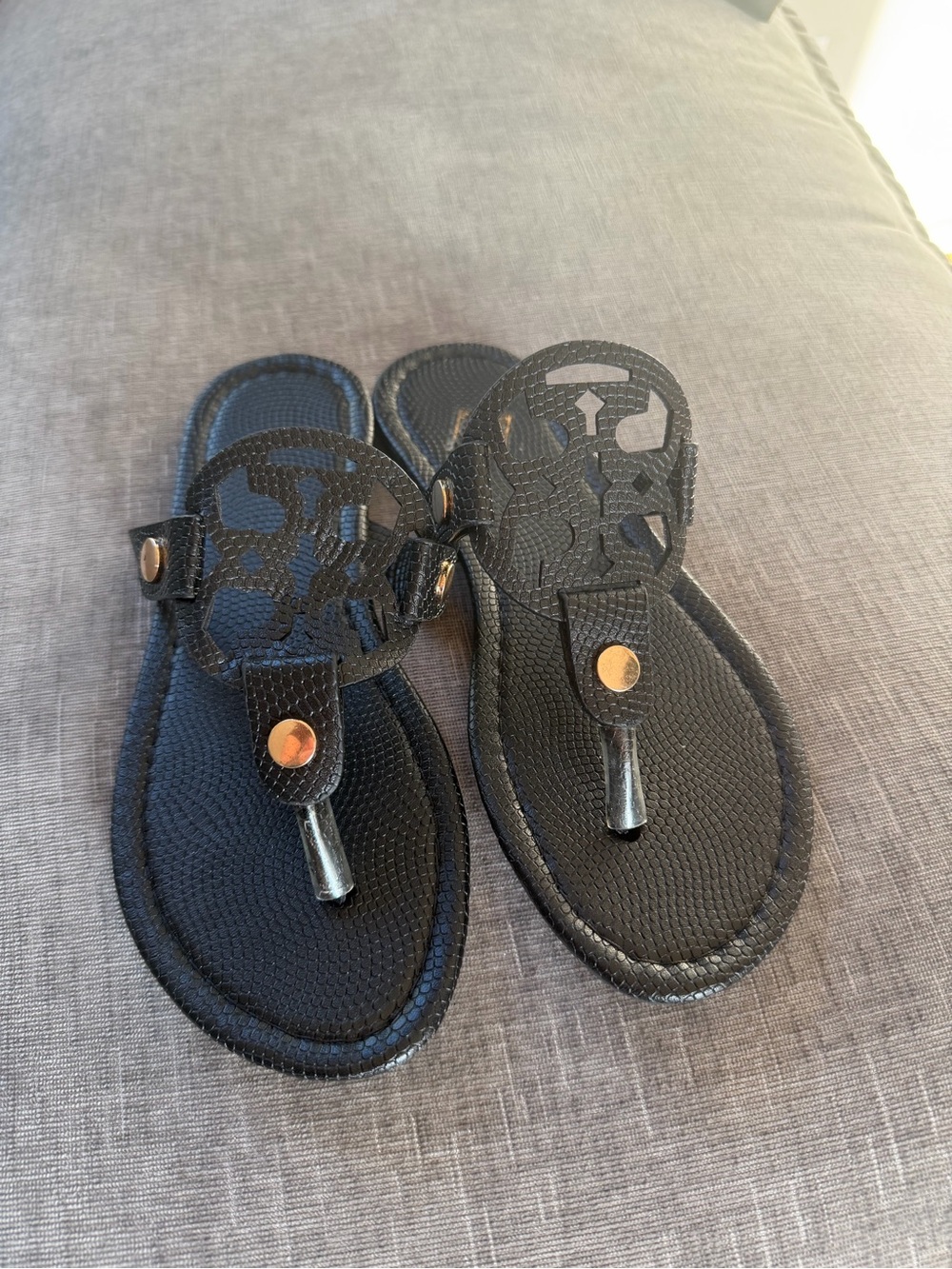 Source Unknown Black Women's Decorative Thong Sandals with Gold Accents